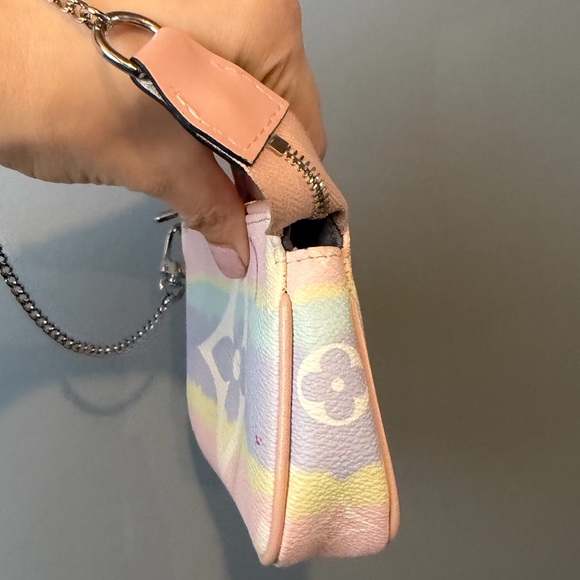 Limited Edition Louis Vuitton Monogram Escale Mini Pochette Accessoires - Picture 6 of 16